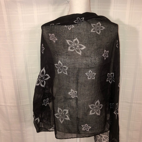 3 for $20- Black and White Scarf. - Picture 4 of 6